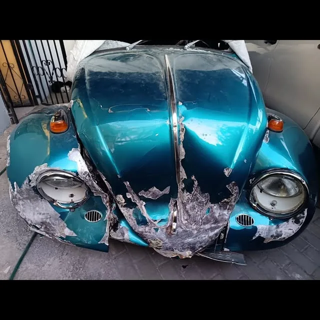 Vocho con daño antes de reparar