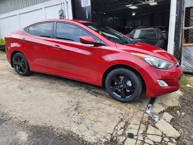 Hyundai rojo entregado después del trabajo en el taller